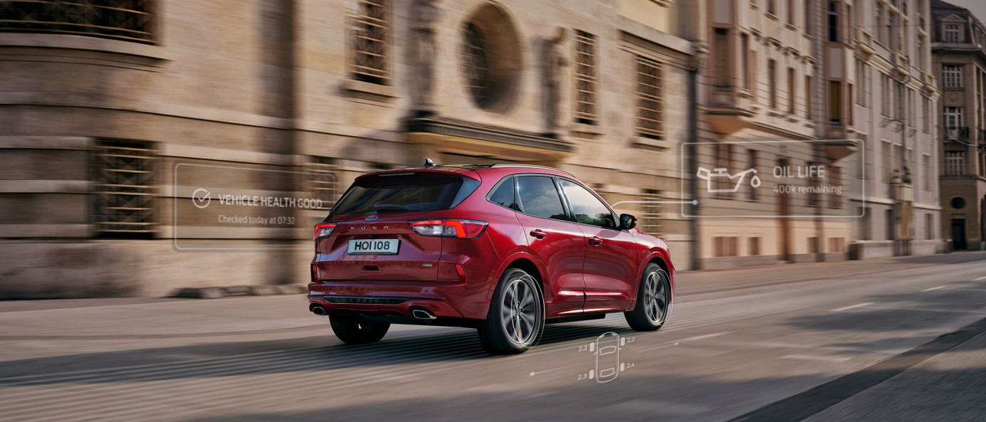 Rotes Auto fährt auf einer Straße - BLEIBEN SIE IN BEWEGUNG