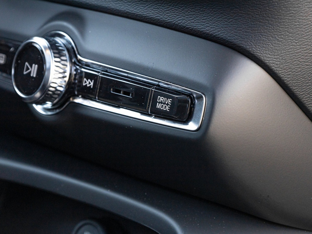 Volvo XC40 T5 Recharge Plug-In Hybrid - SUV/Off-road - Schwarz - Gebrauchtwagen - Bild 9