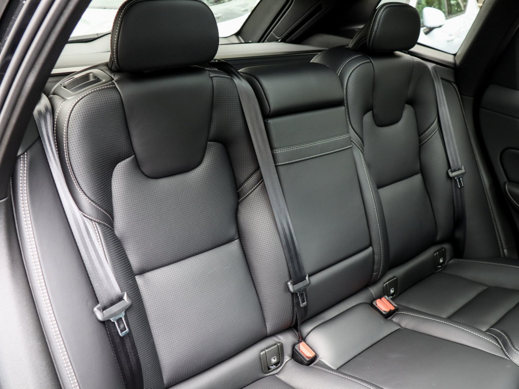 Volvo XC60 T8 Recharge AWD - SUV/Off-road - Schwarz - Gebrauchtwagen - Bild 5