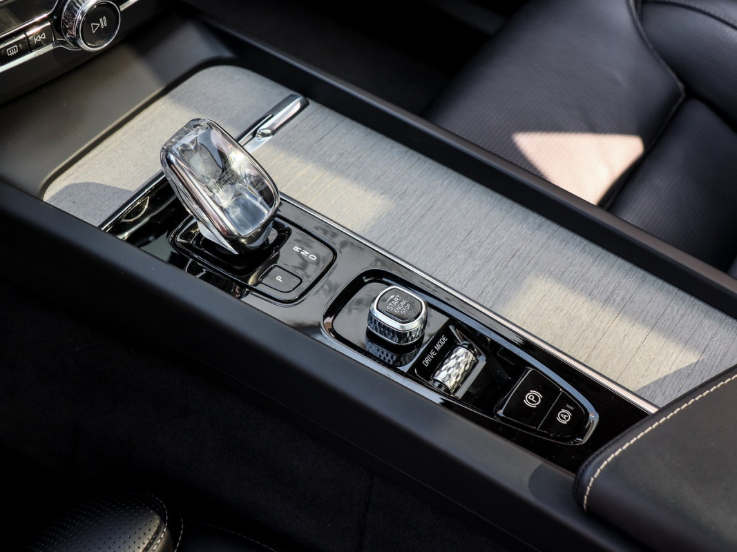 Volvo XC60 T8 AWD Recharge - SUV/Off-road - Grau - Gebrauchtwagen - Bild 11