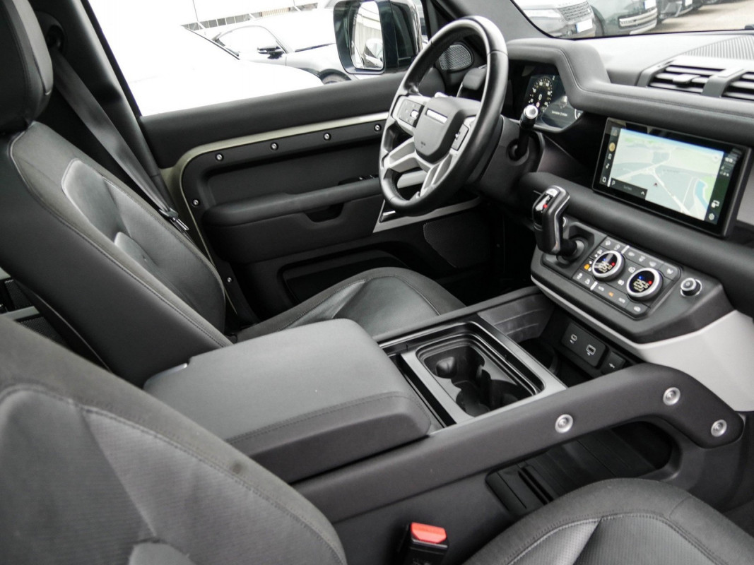 Land Rover Defender 110 D240 S - Winterpaket - Pano - AHK - SUV/Off-road - Grün - Gebrauchtwagen - Bild 3