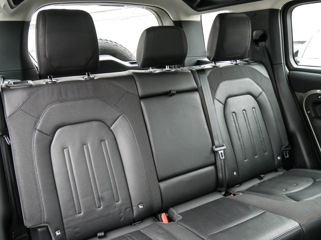 Land Rover Defender 110 D240 S - Winterpaket - Pano - AHK - SUV/Off-road - Grün - Gebrauchtwagen - Bild 4