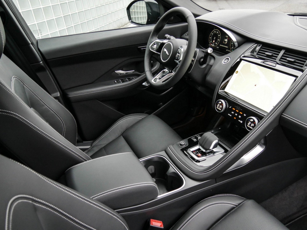 Jaguar E-PACE D200 R-Dynamic SE AWD - SUV/Off-road - Schwarz - Gebrauchtwagen - Bild 3
