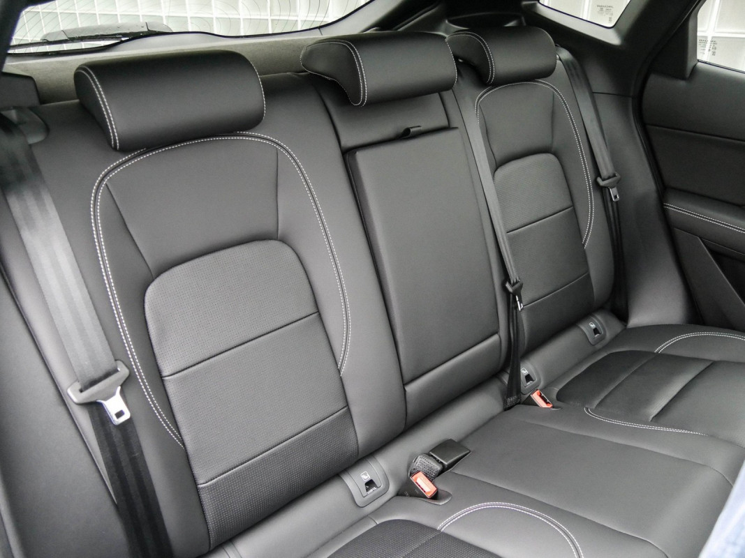 Jaguar E-PACE D200 R-Dynamic SE AWD - SUV/Off-road - Schwarz - Gebrauchtwagen - Bild 4