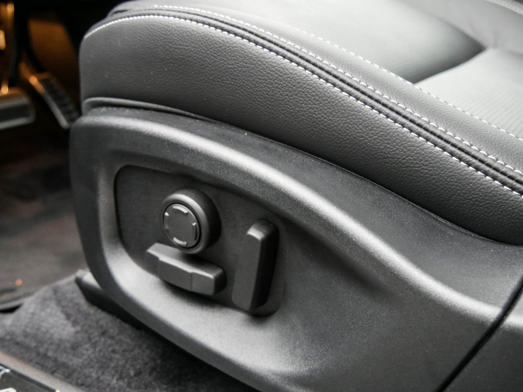 Jaguar E-PACE D200 R-Dynamic SE AWD - SUV/Off-road - Schwarz - Gebrauchtwagen - Bild 12