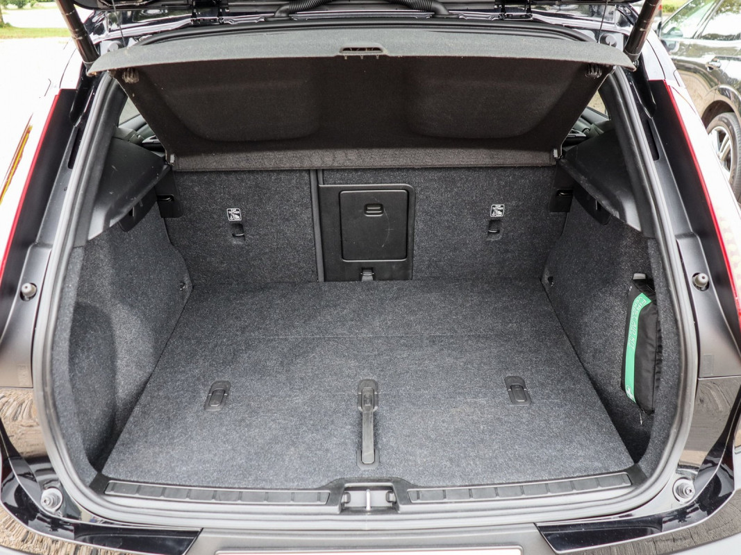 Volvo XC40 P8 Recharge - SUV/Off-road - Schwarz - Gebrauchtwagen - Bild 12