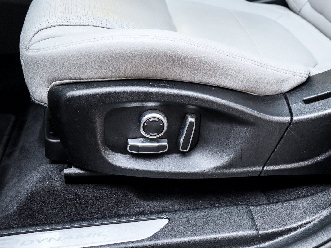 Jaguar E-PACE - SUV/Off-road - Blau - Gebrauchtwagen - Bild 13