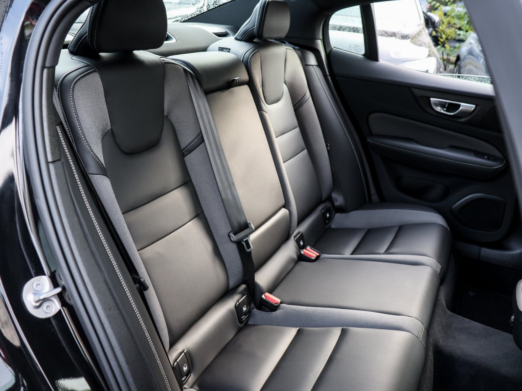 Volvo S60 B5 (B) AWD - Limousine - Schwarz - Gebrauchtwagen - Bild 5