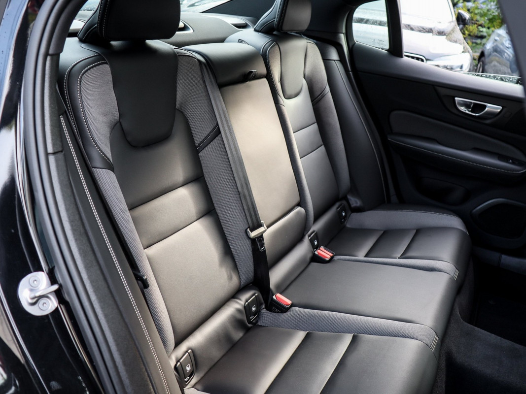 Volvo S60 B5 (B) AWD - Limousine - Schwarz - Gebrauchtwagen - Bild 5