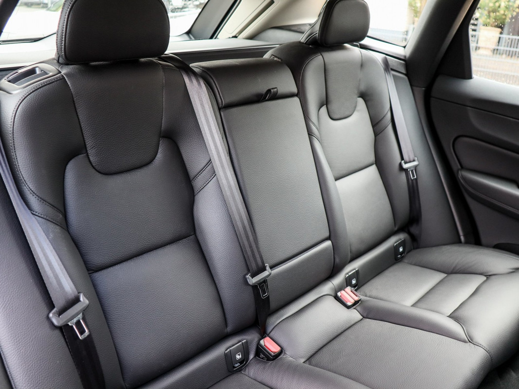 Volvo XC60 B4 Diesel AWD - SUV/Off-road - Rot - Gebrauchtwagen - Bild 5