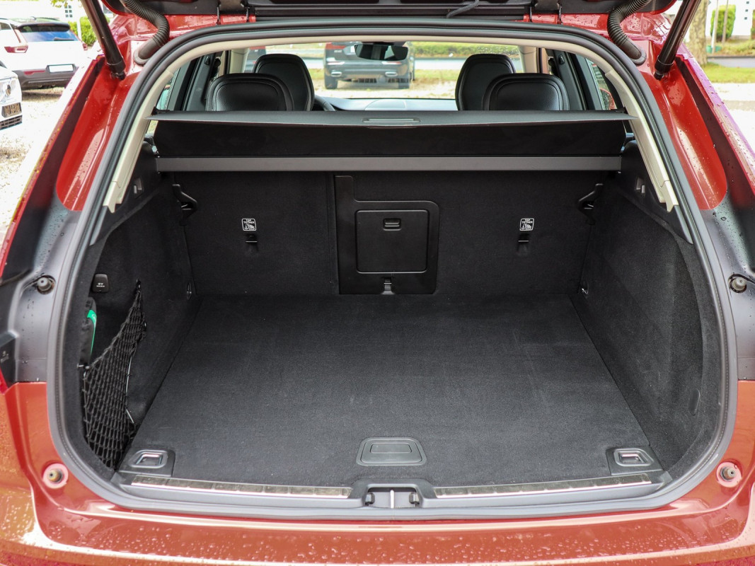 Volvo XC60 B4 Diesel AWD - SUV/Off-road - Rot - Gebrauchtwagen - Bild 12