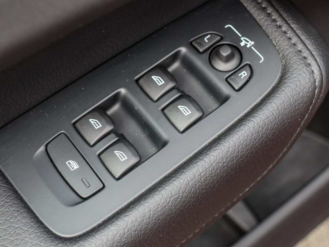 Volvo XC60 B4 Diesel AWD - SUV/Off-road - Rot - Gebrauchtwagen - Bild 15